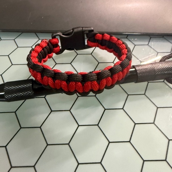 Handcrafted Paracord Outdoor Survival Bracelet for Men and Boys - Picture 1 of 1